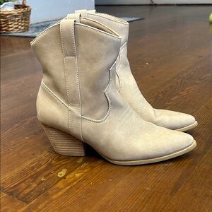 Rachel Zoe Women's Cream Ankle Cowboy Boots